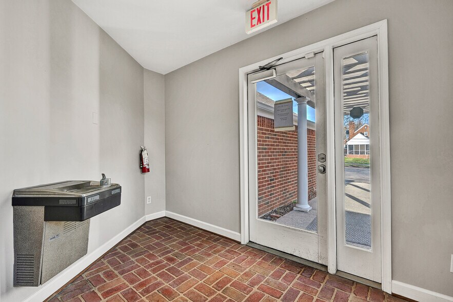 More Photos Of 5034 Williamson Rd NW, Roanoke Office For Lease