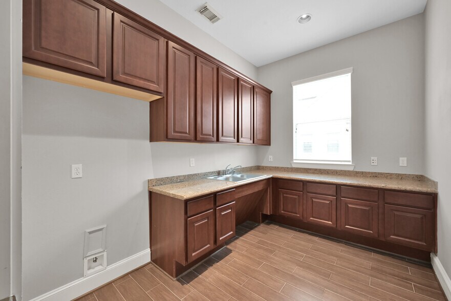 More Photos Of 25511 Budde Rd, The Woodlands Office For Lease