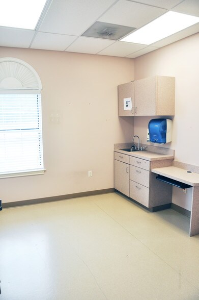 More Photos Of 109 Zeid Blvd, Henderson Medical For Lease
