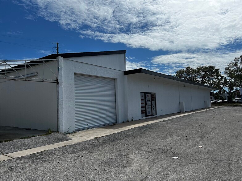 Primary Photo Of 6631-6633 Gateway Ave, Sarasota Self Storage For Lease