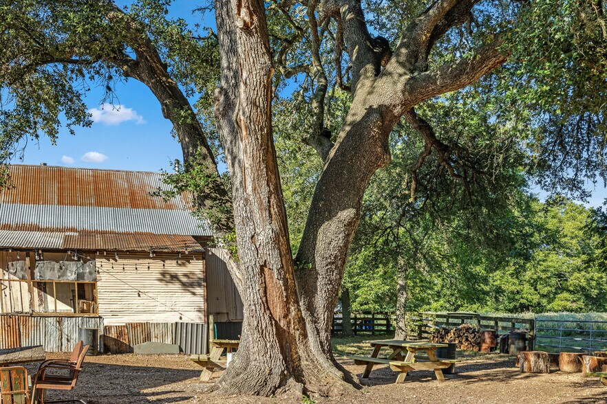 More Photos Of 12528 FM 109, Industry Bar For Sale