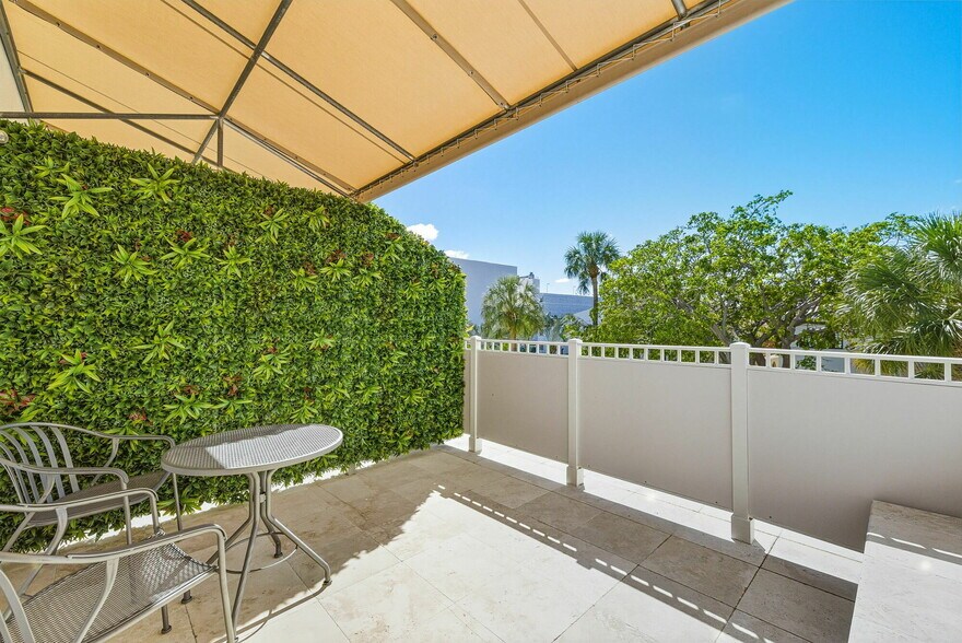 More Photos Of 529-533 Lincoln Rd, Miami Beach Storefront For Sale