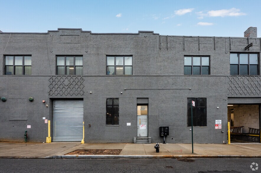 More Photos Of 805 E 139th St, Bronx Showroom For Lease