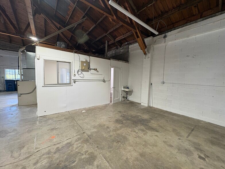 More Photos Of 2324 Railroad Ave, Redding Warehouse For Lease