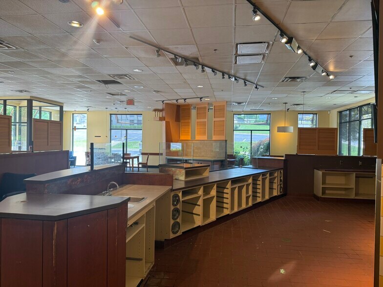 More Photos Of 2407 Green Mountain Dr, Branson Restaurant For Sale