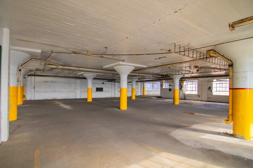 More Photos Of 1439 Sunset Blvd, Steubenville Flex For Sale