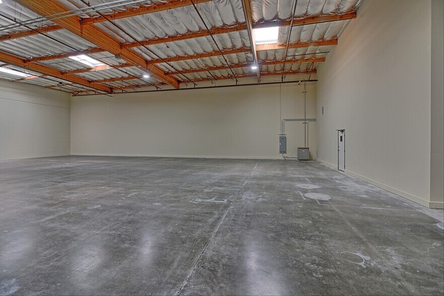 More Photos Of 4483 McGrath St, Ventura Service For Lease