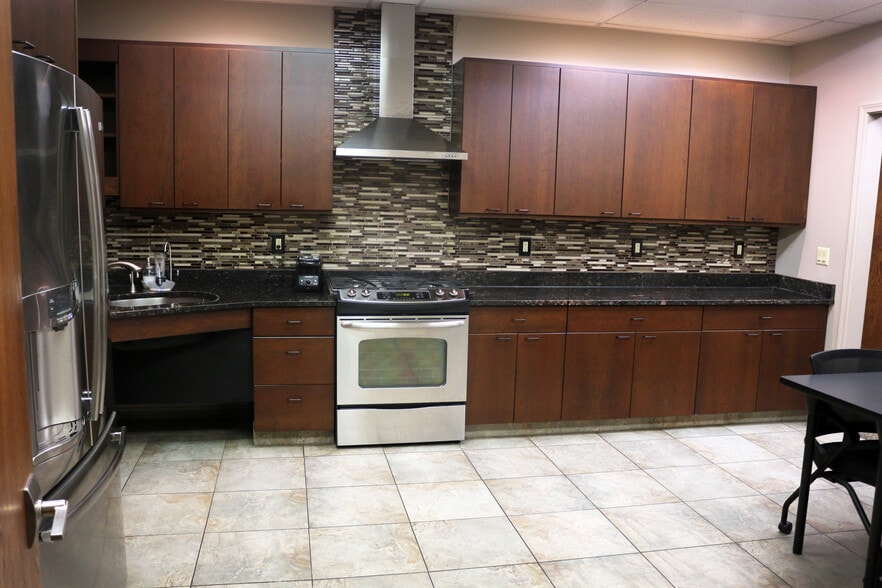 More Photos Of 26026-26038 Woodward Ave, Royal Oak Medical For Sale