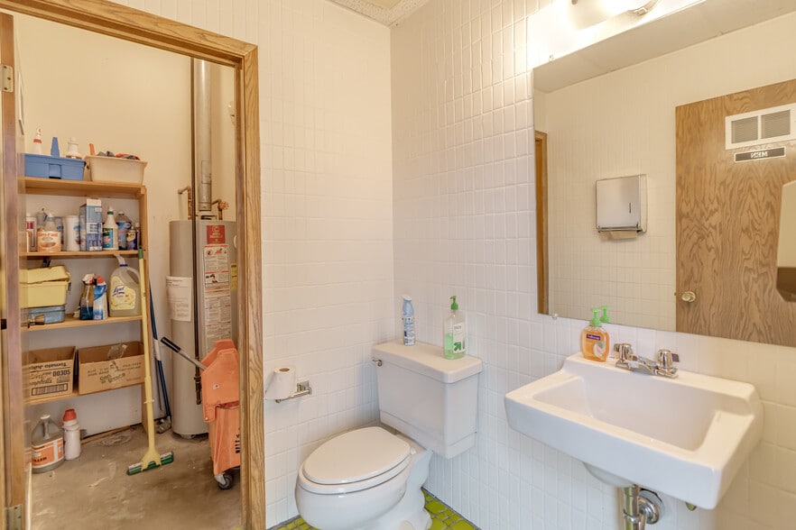 More Photos Of 1100 Basin Ave, Bismarck Flex For Sale