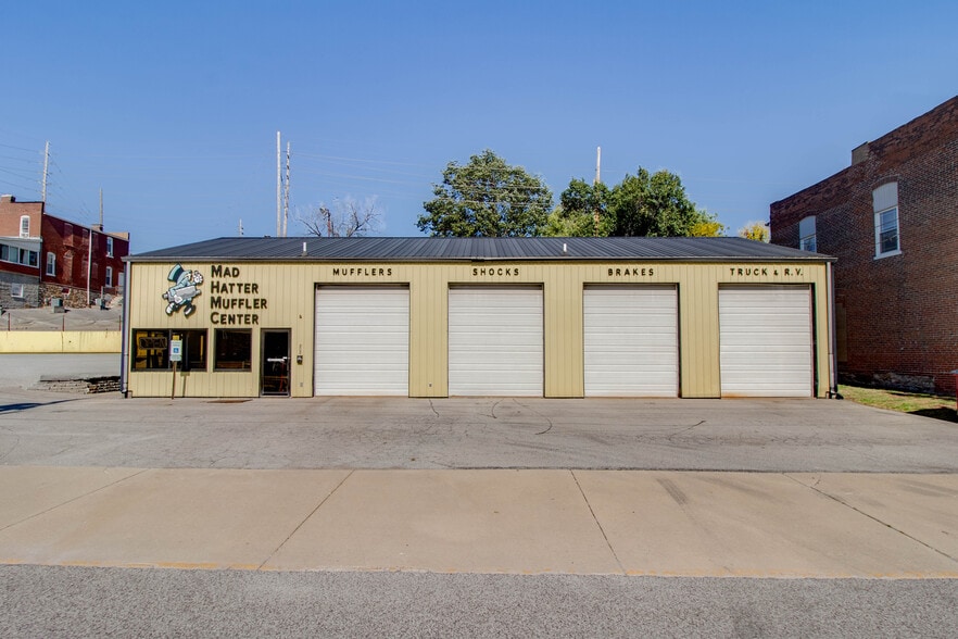 More Photos Of 808 E Broadway, Alton Specialty For Sale