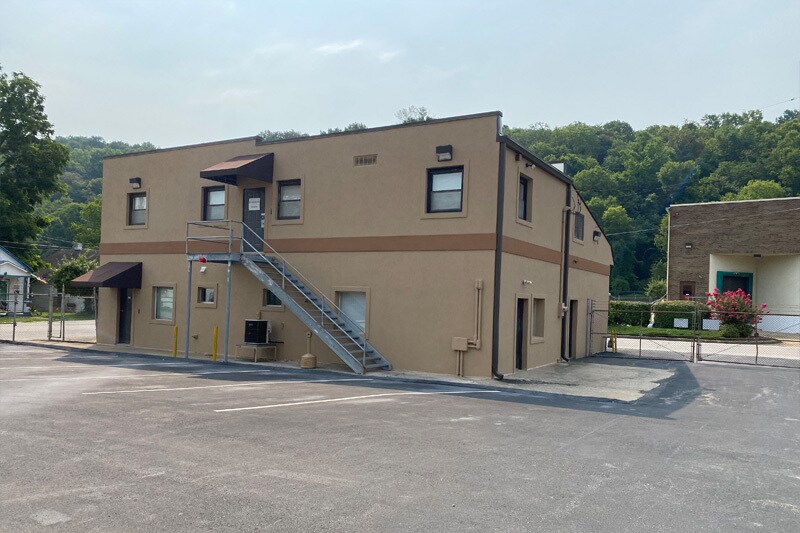 More Photos Of 411 Holmes St, Frankfort Light Distribution For Sale