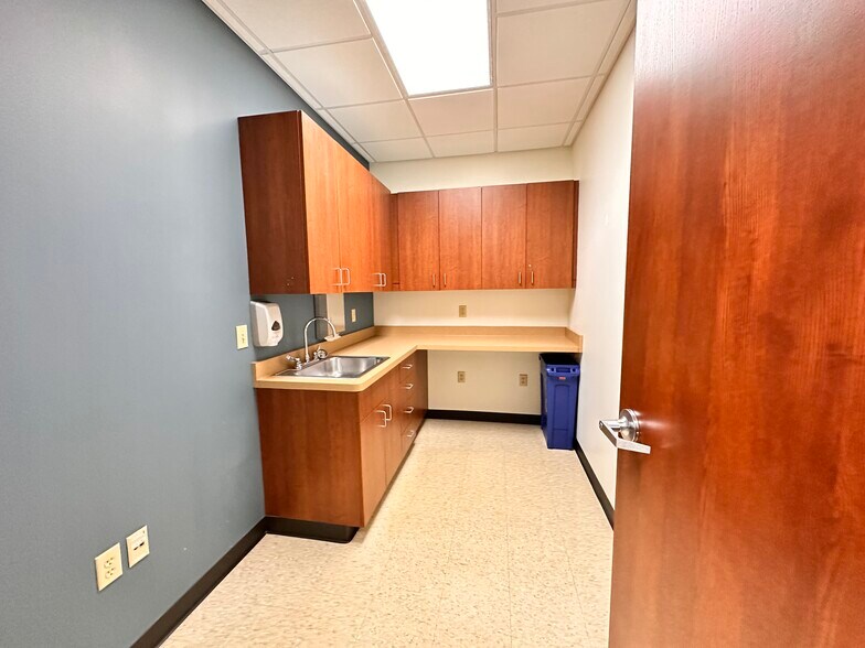 More Photos Of 377 W River Woods Pky, Milwaukee Medical For Lease