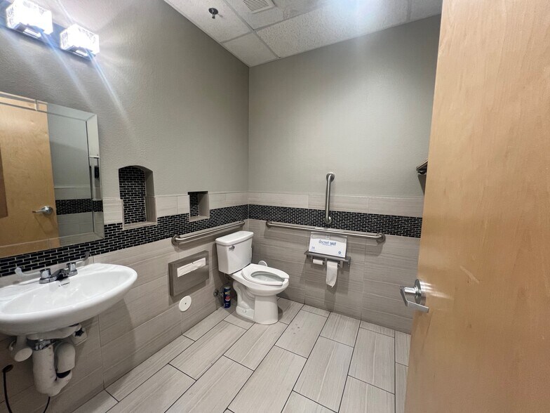 More Photos Of 10750 W McDowell Rd, Avondale Medical For Lease