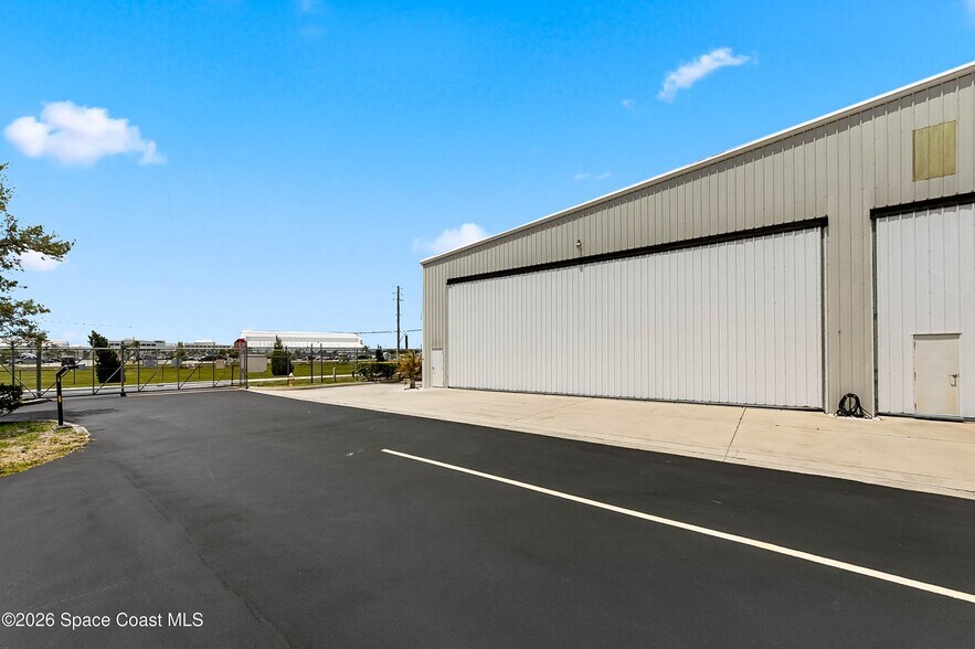 More Photos Of 805 Tower Access Rd, Melbourne Airplane Hangar For Sale