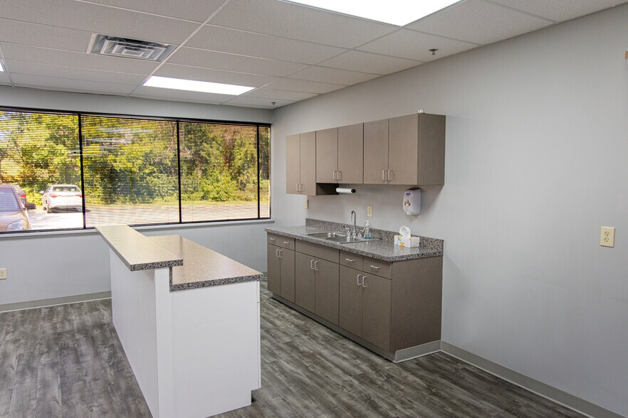 More Photos Of 825 Northgate Blvd, New Albany Office For Lease