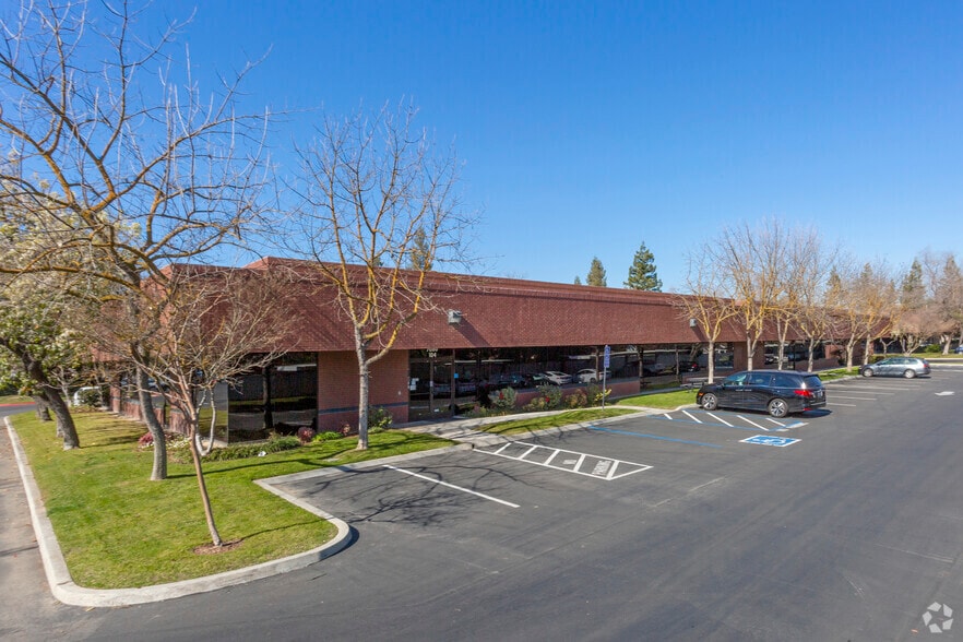 More Photos Of 7010 N Marks Ave, Fresno Unknown For Lease