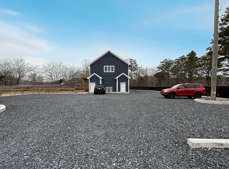 More Photos Of 19 Kroemer Ave, Riverhead Industrial For Lease