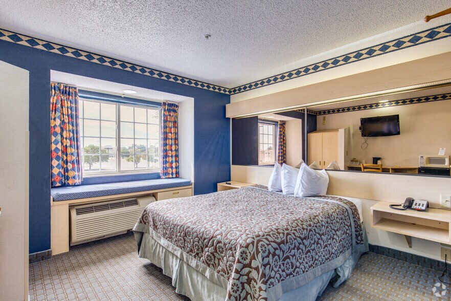 More Photos Of 1420 N Lorraine St, Hutchinson Hotel For Sale