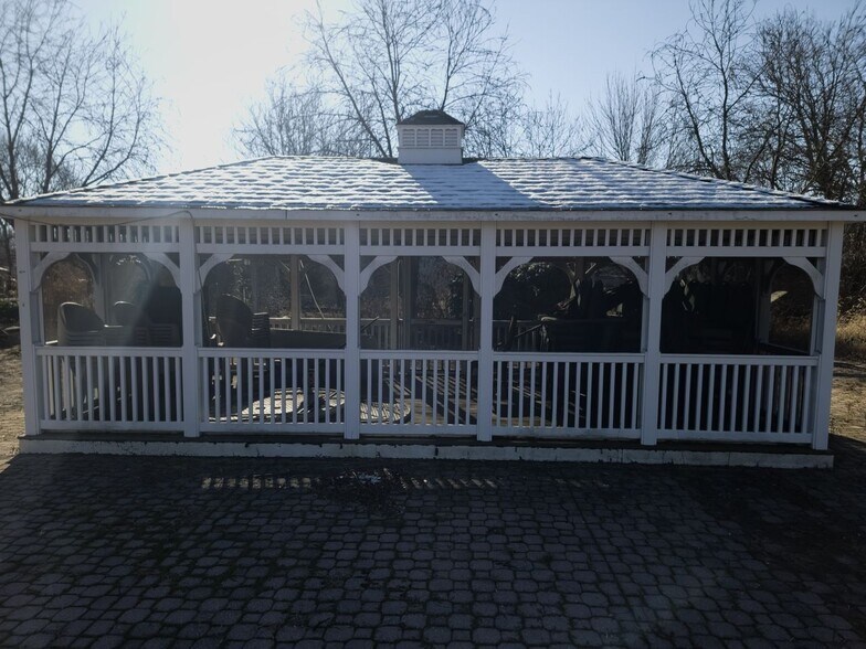 More Photos Of 15 Berkley Rd, Barnesville Restaurant For Sale