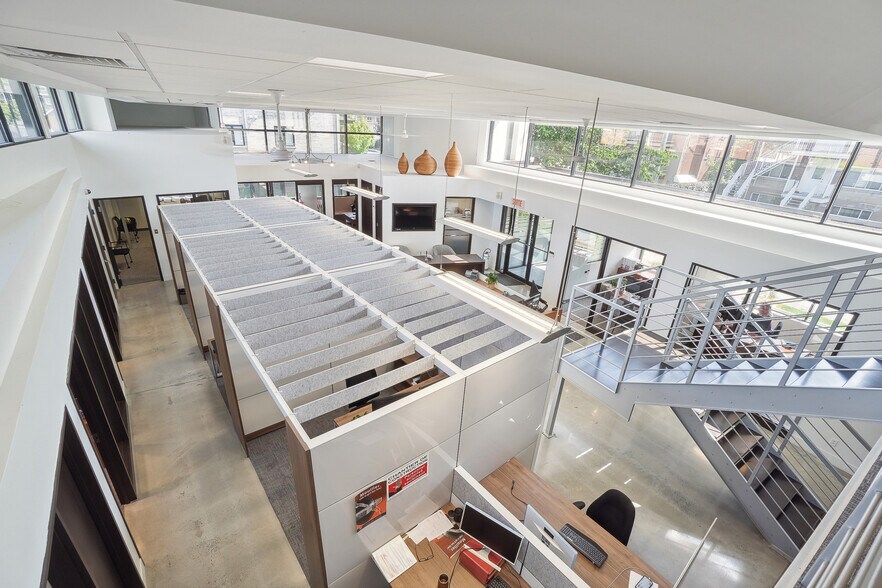 More Photos Of 2119 Rue Sainte-Hélène, Longueuil Office For Lease