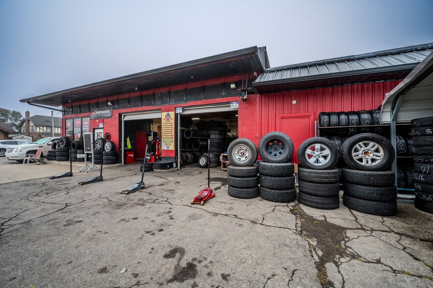 Primary Photo Of 312 E 14th St, Anderson Auto Repair For Sale