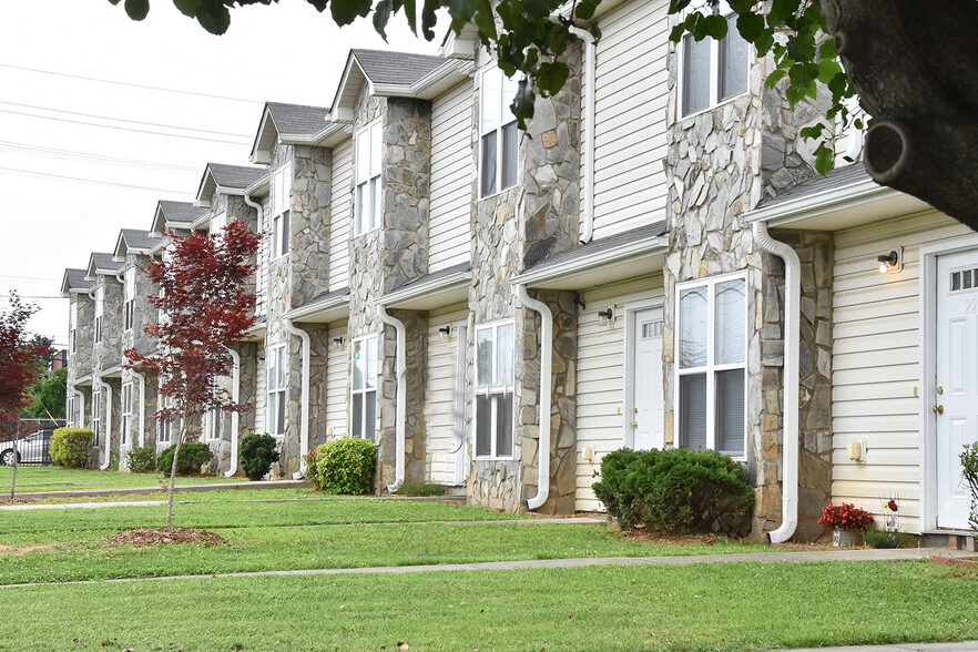 Primary Photo Of 600-650 S Main St, Mooresville Apartments For Sale