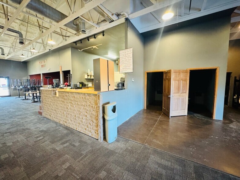 More Photos Of 1212 Chestnut St, Arapahoe General Retail For Sale