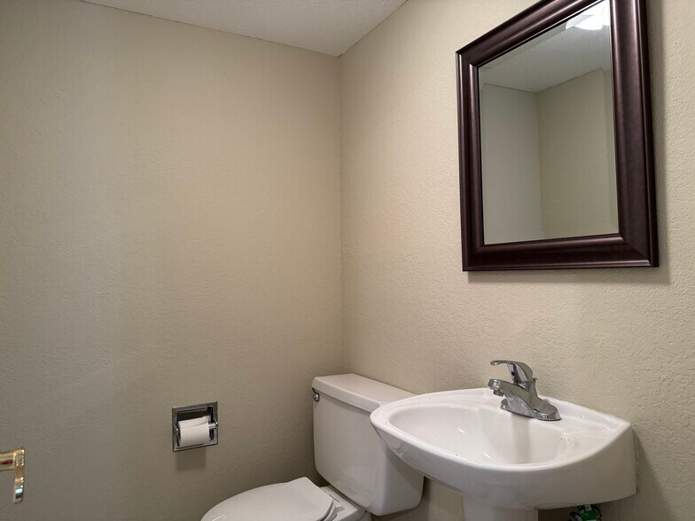 More Photos Of 2833 Nasa Pky, Seabrook Office For Lease