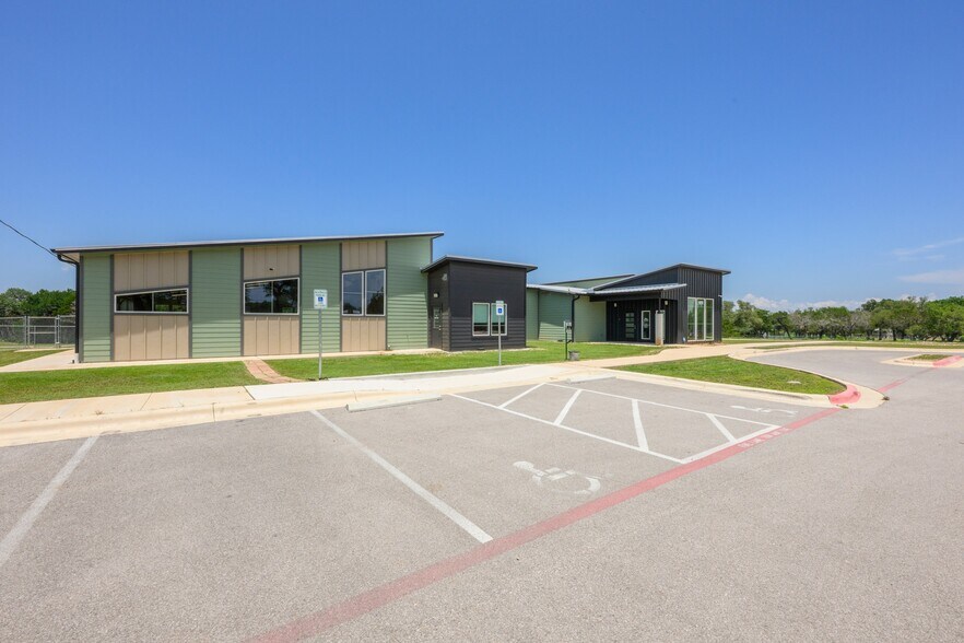 More Photos Of 1410 Live Oak Rd, Leander Showroom For Sale