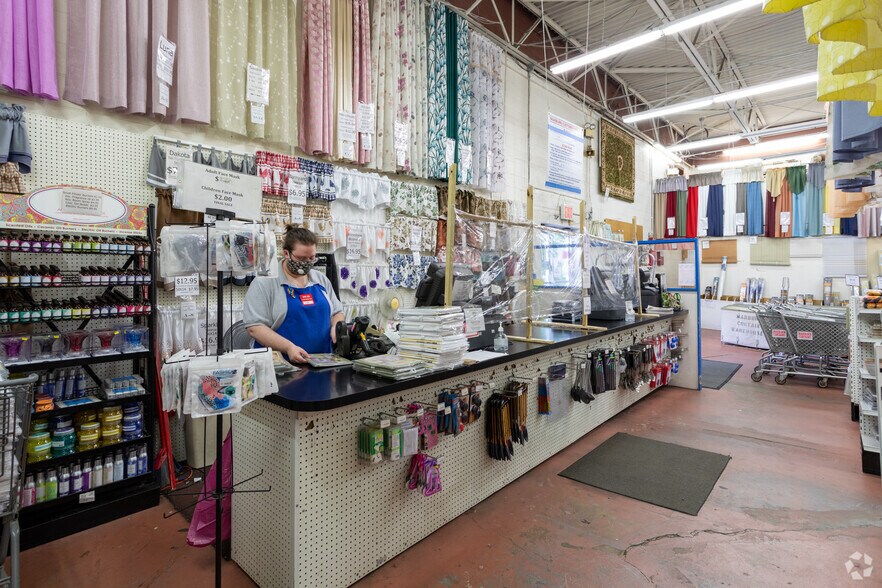 More Photos Of 199 Kedron Ave, Folsom Freestanding For Lease