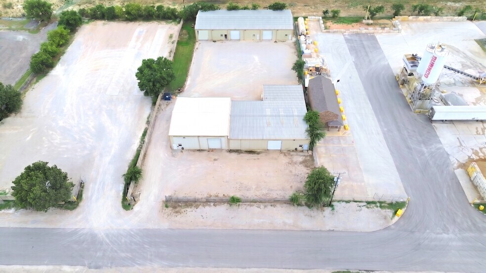 More Photos Of 9717 Industrial Rd, Justin Warehouse For Lease