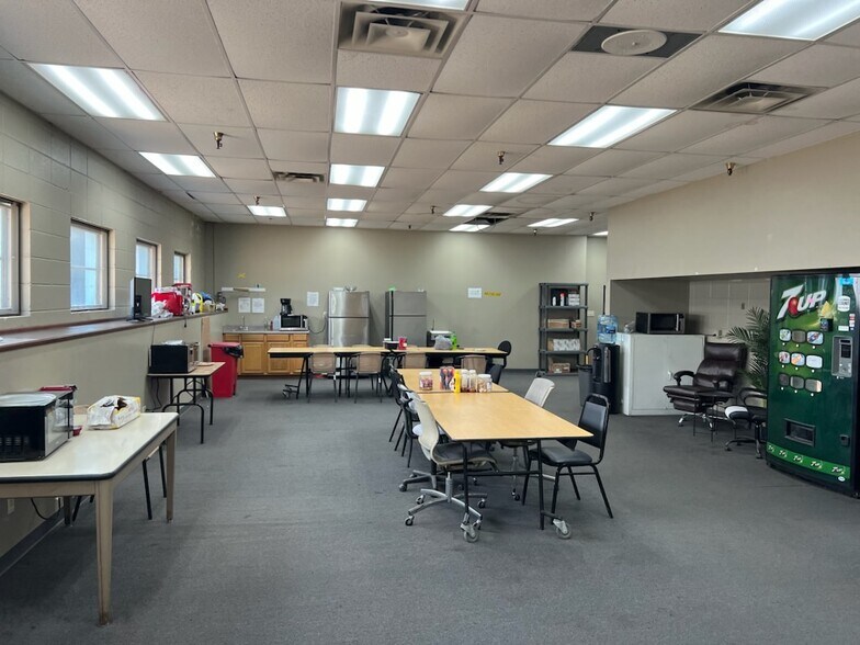 More Photos Of 1600 Wabash Ave, Fort Wayne Distribution For Lease