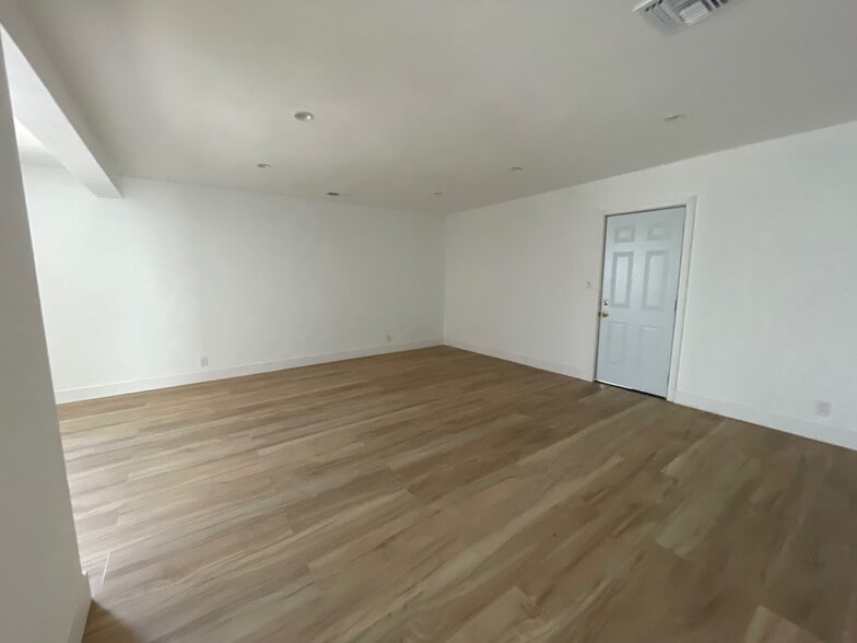 More Photos Of 16123 Wyandotte St, Van Nuys Service For Lease