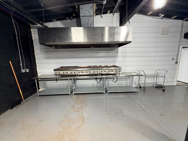 More Photos Of 40-50 Victor St, Highland Park Warehouse For Sale