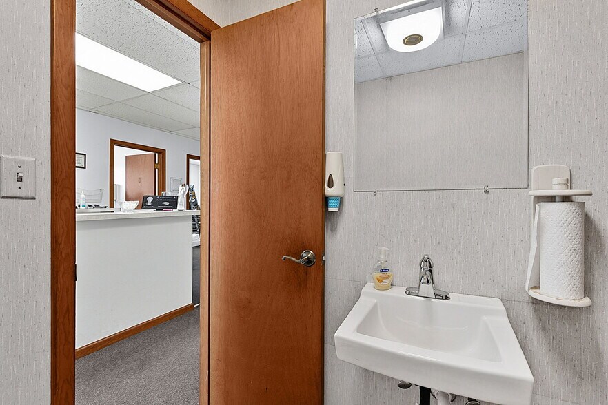 More Photos Of 7102 E Pendleton Pike, Indianapolis Office For Sale