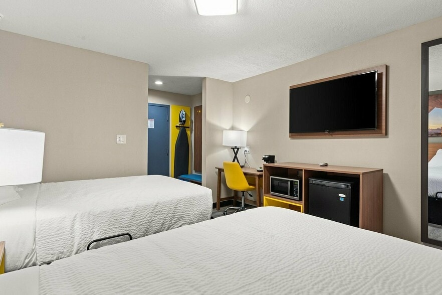 More Photos Of 1520 Candelaria Rd NE, Albuquerque Hotel For Sale