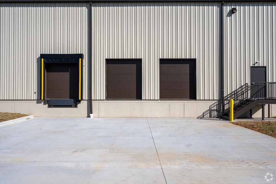 More Photos Of 717 Brigham Rd, Greensboro Flex For Lease