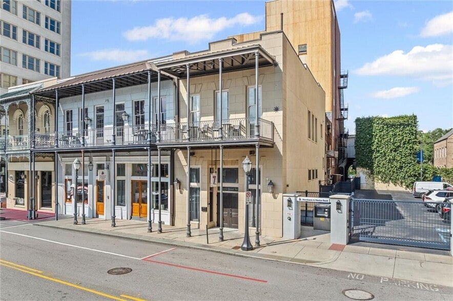 More Photos Of 7 N Royal St, Mobile Office For Sale