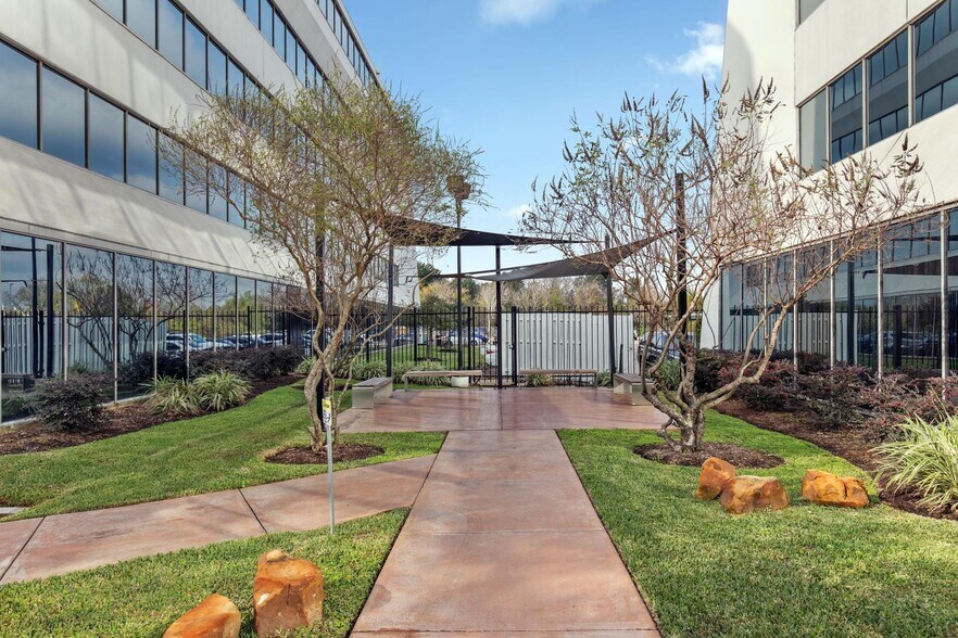 More Photos Of 8866 Gulf Fwy, Houston Unknown For Lease