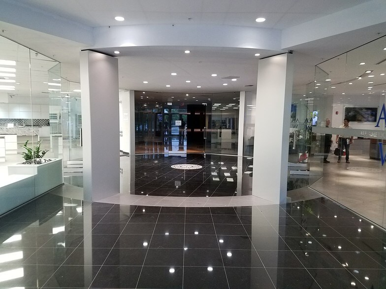 More Photos Of 6001 Powerline Rd, Fort Lauderdale Showroom For Lease