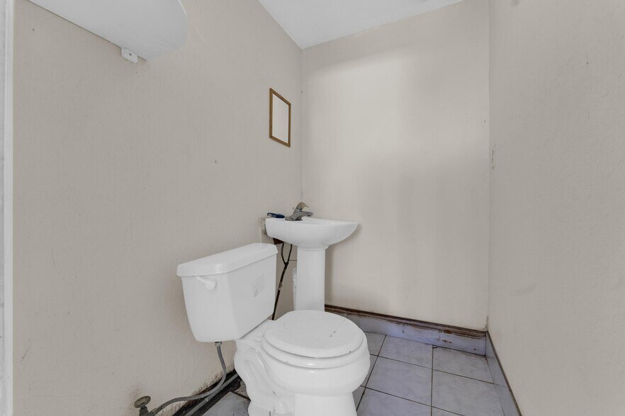 More Photos Of 4611 SW 44th Ave, Dania Warehouse For Lease