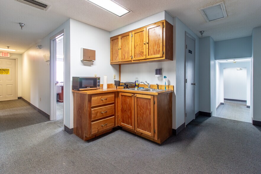 More Photos Of 310 Cypress Rd, Ocala Manufacturing For Sale