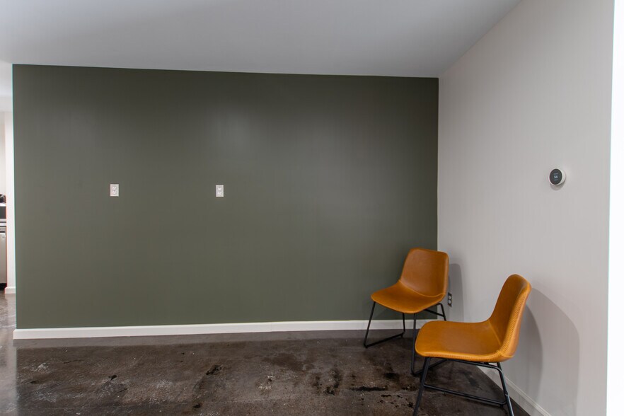 More Photos Of 804 Chevy Chase Pl, Lexington Office For Lease