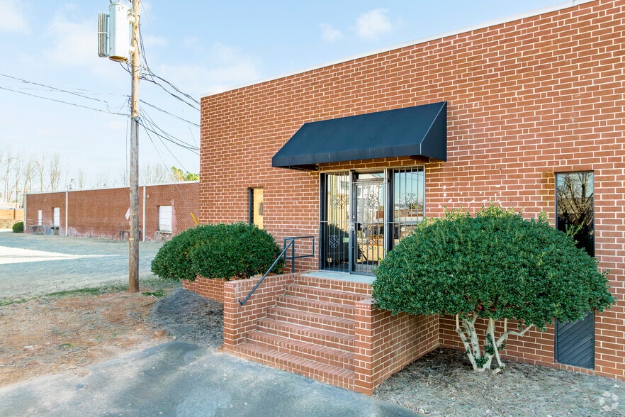 More Photos Of 619-627 Anderson St, Charlotte Light Distribution For Lease
