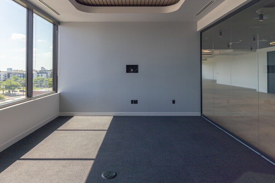 More Photos Of 1333 Oak Lawn Ave, Dallas Office For Lease