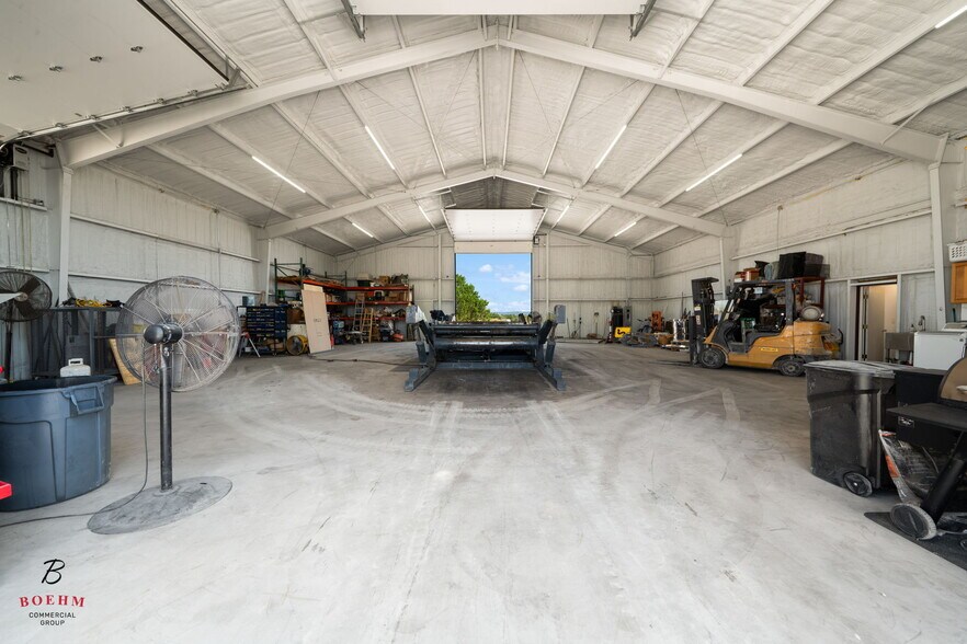 More Photos Of 9106 Highway 16, Pipe Creek Flex For Sale