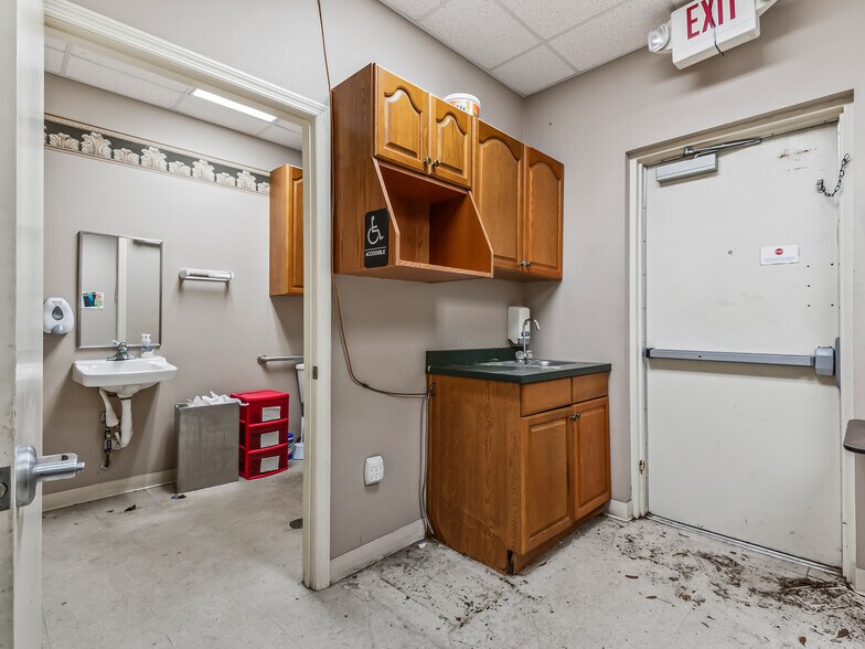 More Photos Of 2016 N Point Blvd, Tallahassee Office For Sale