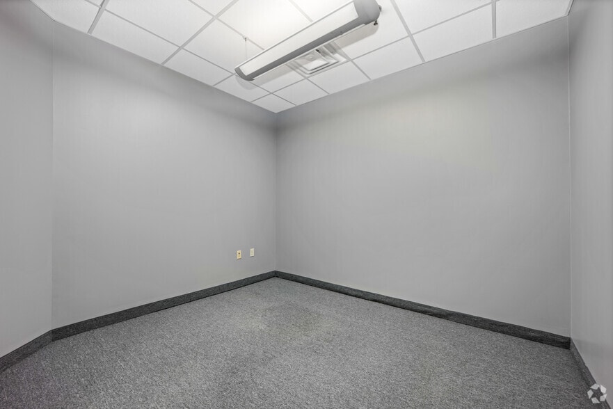 More Photos Of 7920 Elmbrook Dr, Dallas Research And Development For Lease