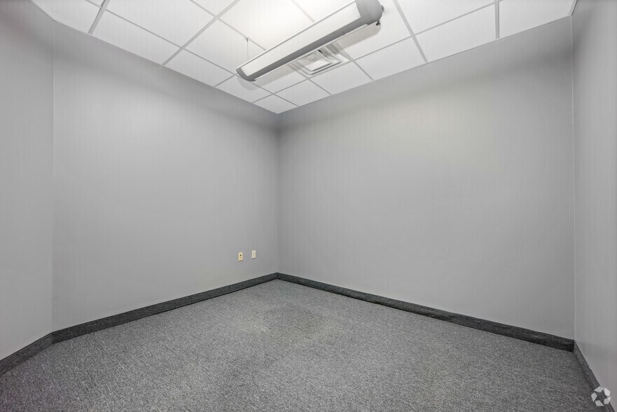 More Photos Of 7920 Elmbrook Dr, Dallas Medical For Lease