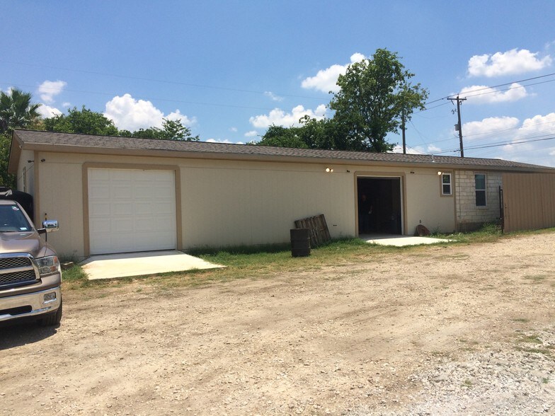 More Photos Of 2502 County Road 172, Round Rock Showroom For Lease